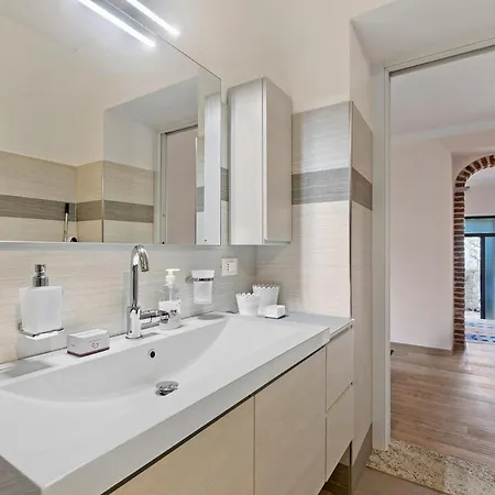 Little Mermaid Of Stresa - Happy Rentals *