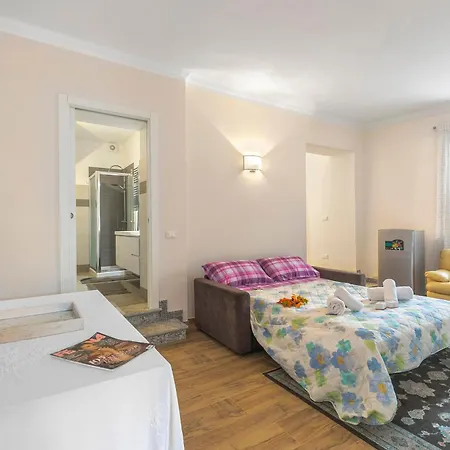Apartment Little Mermaid Of Stresa - Happy Rentals *